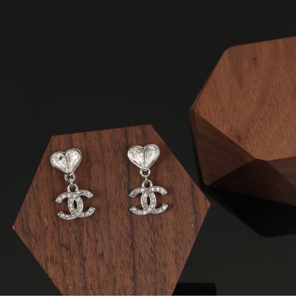 Chanel women's earrings - Picture 2 of 6